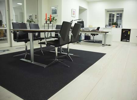 anthracite filttæppe på kontor